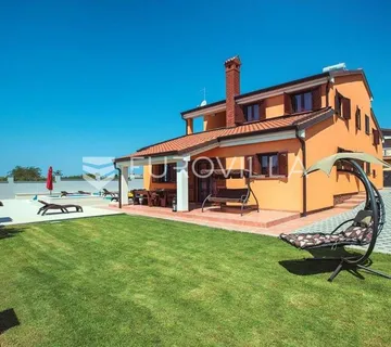 Pula, Valdebek, samostojeća kuća s bazenom i lijepom okućnicom, 386 m² - cover