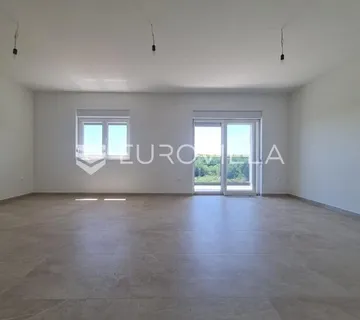 Vir, komforan trosoban apartman u centru otoka, novogradnja