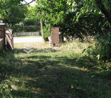 Istra, Barban, građevinsko zemljište 1329 m² u centru mjesta, PRILIKA