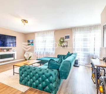 Zagreb, Dubec, novouređena kuća s dva stana i garažom, 190 m²