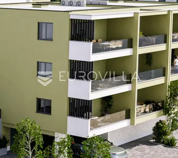 Makarska, novogradnja, jednosoban stan veličine 58,3 m2, s vrtom, ostavom i P mjesto