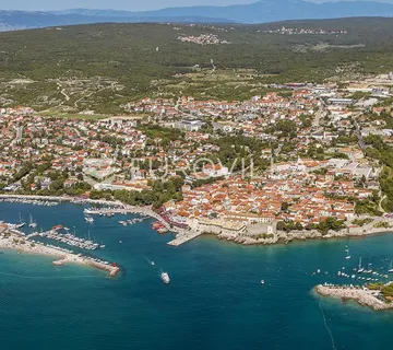 Krk, dvosobni apartman od 85 m² s balkonom i pogledom na more - cover