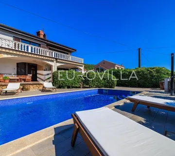 Krk, Punat, samostojeća kuća s dva apartmana po 100 m², studio apartman, bazen, garaža, sauna - cover