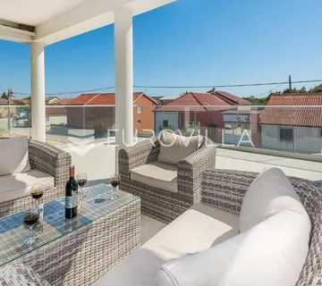 Vir, stambeno poslovna zgrada u samom centru otoka 2 apartmana na 1. katu