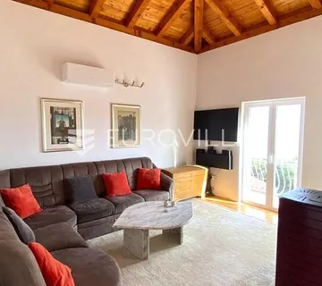 Sumartin, trosobni apartman s pogledom na more, površine 83 m² - cover