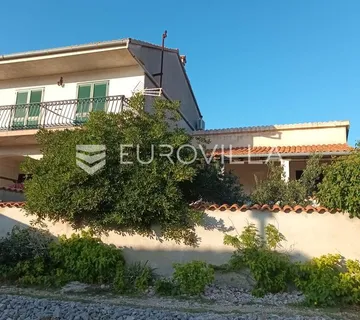 Kaprije, šarmantna kuća s dvije stambene jedinice, 100 m od mora, 130 m² - cover