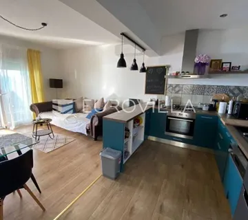Krilo Jesenice, namješten stan s neuređenim potkrovljem 70 m² - cover