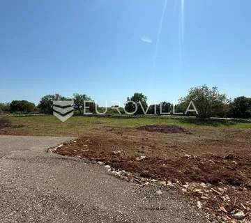 Istra, Vodnjan, građevinsko zemljište 1438m2 na odličnoj lokaciji s pogledom na more