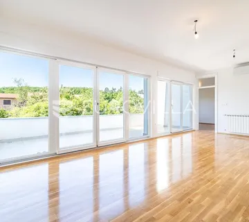 Zagreb, Gračani, atraktivan i prostran peterosoban stan s vrtom i dvije garaže, 257 m²