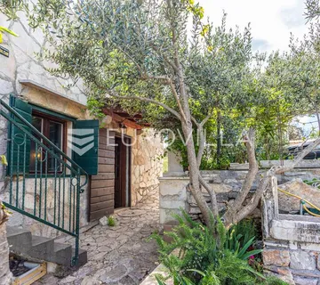 Brač, Supetar kamena kuća s pogledom na more