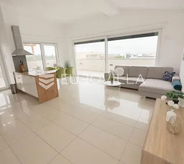 Zadar, Privlaka, moderan dvosoban penthouse s prekrasnim pogledom na more