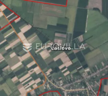 Laslovo, zemljište ukupne površine 4108 m², izlaz na dvije ulice - Laslovo, Ernestinovo