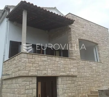 Brač, Supetar, kuća u centru mjesta