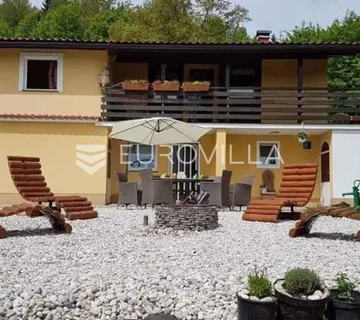 Vrbovsko, impresivno obiteljsko imanje od 6276 m² s otvorenim pogledom na zelene brežuljke