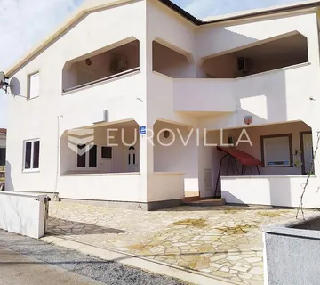 Vir, 100m od mora, kuća s 4 apartmana i pogledom na more