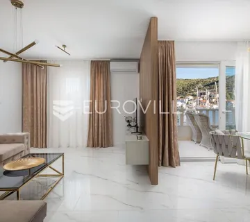 Trogir, Marina, namješten dvosoban stan studio apartman, prvi red do mora