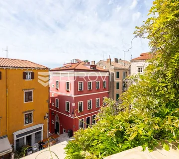 Šibenik, jedinstveni četverosobni stan u samom centru