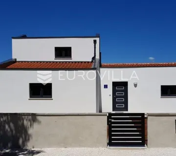 Istra, Pula, moderna samostojeća vila s pogledom u zelenilo, mirna oaza - cover