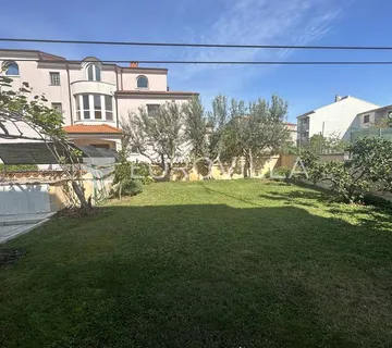 Štinjan, prekrasna kuća u nizu s vrtom i pogledom more 300 m² - cover