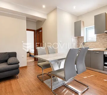 Zadar, Privlaka, dvojna kuća s dva stana, 140 m od mora