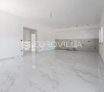 Istra, Poreč okolica, Moderan stan u prizemlju s velikim vrtom
