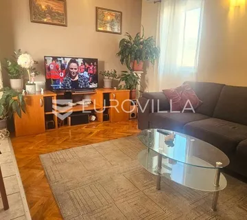 Kaštel Stari, trosoban stan 73 m² s pogledom na more uz parkirno mjesto i ostavu - cover