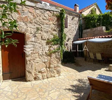 Hvar, Vrbanj, autohtona kamena kuća s bazenom