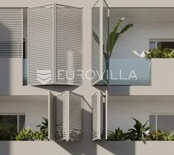 Split, Meje, komforan trosoban stan s terasom