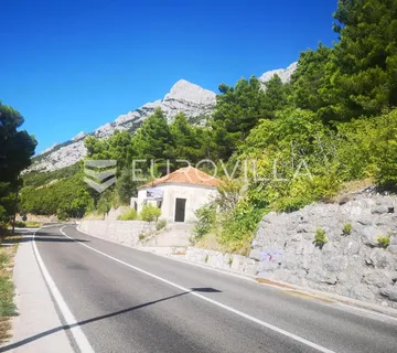 Omiš, Lokva Rogoznica, prostrano zemljište s kućom za adaptaciju i panoramskim pogledom na more - Lokva Rogoznica, Omiš