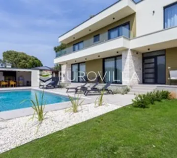 Istra, Smoljanci, kvalitetna i moderna samostojeća kuća, 208 m², grijani bazen 40 m² - Smoljanci, Svetvinčenat