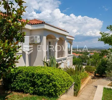 Vodice, mediteranska vila s uređenim vrtom, bazenom i pogledom na more