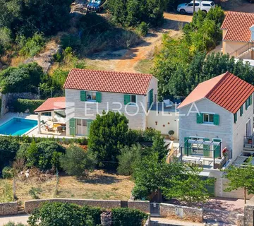 Hvar, Vrboska, predivna kamena vila u blizini mora - cover