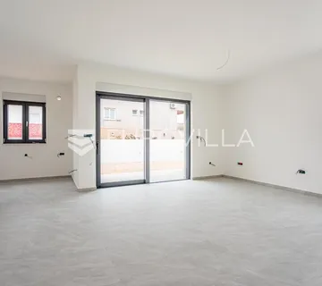 Vodice, prostran dvosoban stan, 115,56 m²