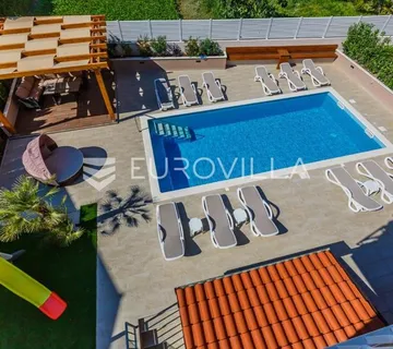 Kaštel Lukšić, vila s bazenom i pogledom na more - cover