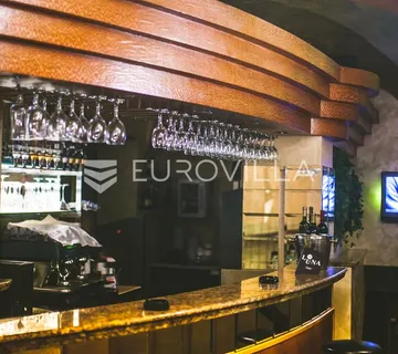 Osijek, Tvrđa, Najam, Poslovni prostor 100 m² ugostiteljski objekt spreman za rad