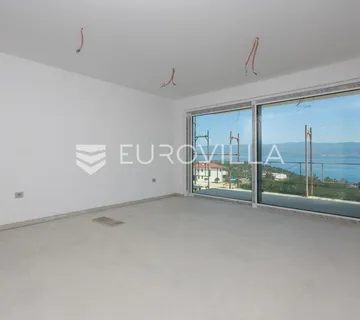 Otok Krk, Vrbnik, moderan stan s pogledom na more, dodatnim studio prostorom i okućnicom