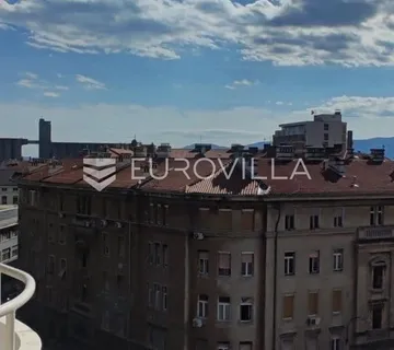 Rijeka, Centar, četverosoban stan s tri balkona i privatnom garažom