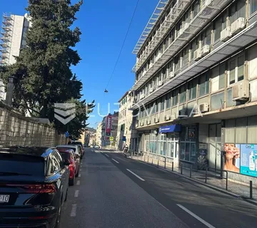 Split, grad, veliki poslovni prostor s izlogom na prometnici