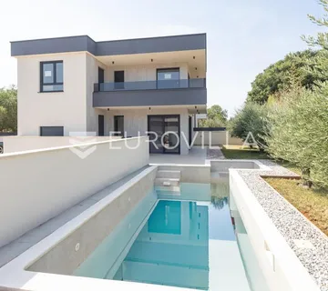 Medulin, kvalitetna i moderna duplex kuća A, s grijanim bazenom 30 m² i garažom, 146 m²