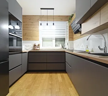Osijek, Gornji grad, moderan penthouse s garažnim parkirnim mjestom i prostranom natkrivenom terasom