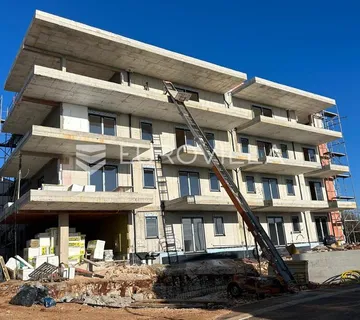 Istra, Vabriga, trosoban stan u modernoj stanogradnji na 2. katu s liftom