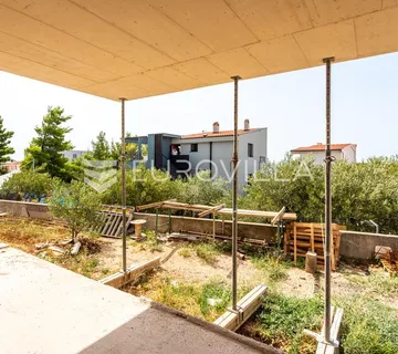 Makarska, moderan trosoban stan s velikim vrtom u modernoj novogradnji - cover