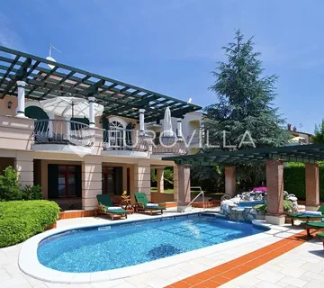 Poreč, ekskluzivna vila s 430 m2, atraktivna lokacija