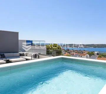 Trogir, Čiovo, luksuzan penthouse sa krovnom terasom i bazenom