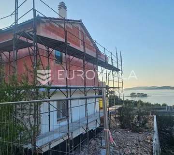 Primošten, predgrađe nova kuća od 250 m², tri sobe i pogledom na more 100 m od plaže