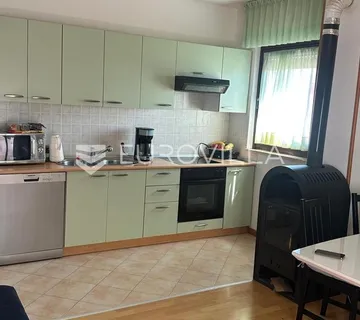 Ližnjan, prostran trosoban stan na prvom katu s terasom i pogledom na more