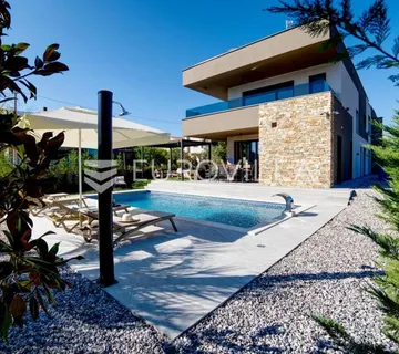 Istra, Marčana, moderna vila s bazenom i wellness oazom