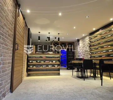 Brač, Milna, dvojna kamena kuća s uhodanim restoranom, prvi red do mora - cover