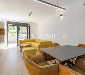 Istra, Poreč, komforna kuća u nizu s vrtom i vlastitim spa kutkom