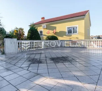 Istra, Pula, Pješčana uvala, kuća s garažom i uređenom okućnicom, 100 m od plaže - Pješčana uvala, Medulin